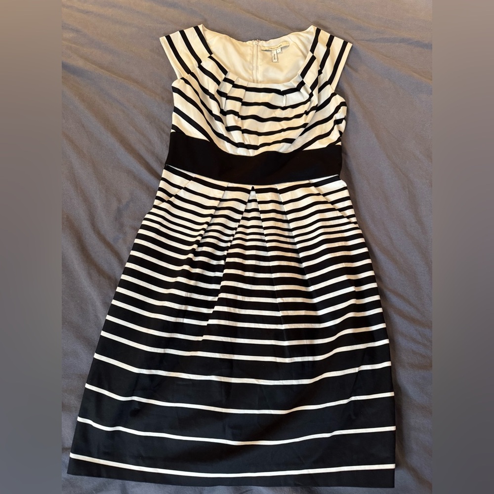 🟢MAX & CLEO size 8 black & white striped dress with pockets.🟢